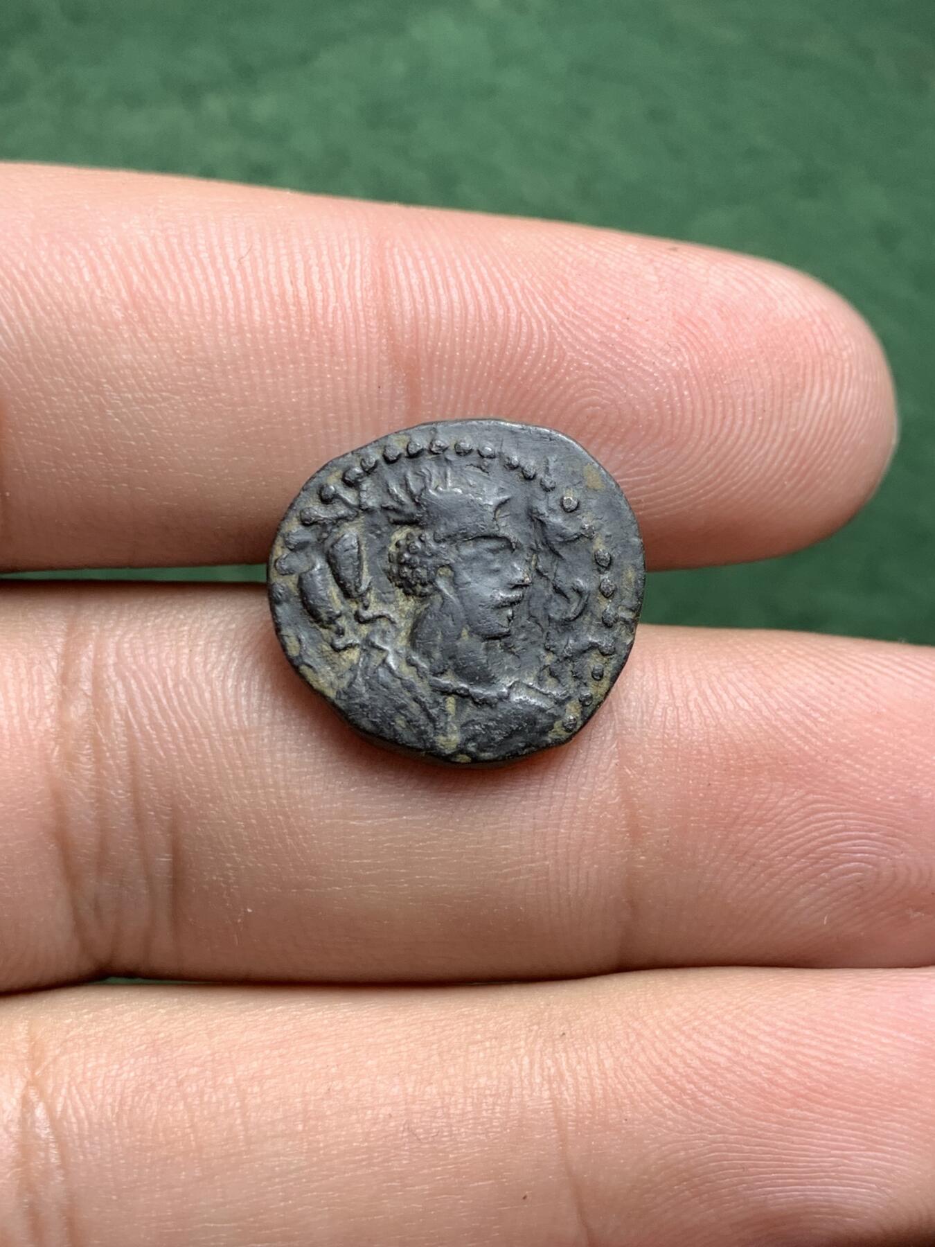 More Details Personal In Wechate ID/ wxid_blos1mia6k6p12
Hephthalite (White Huns) (475-576 CE), Gandharan Series, Silver Drachma
正面

国王头像，面向右侧，背后有泰米尔印记，右侧有婆罗米文铭文“Sri Sahi”，周围有虚线边框。

反面

火坛两侧各有一名侍从，每位侍从上方各有一个轮子，周围有虚线边框。