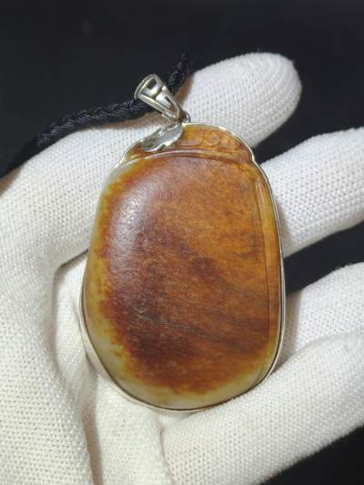 新疆和田籽料吊坠挂件男款，原皮原色，纯银镶嵌，表皮可见天然毛孔，尺寸：5.5cm*3.5cm*1.3cm