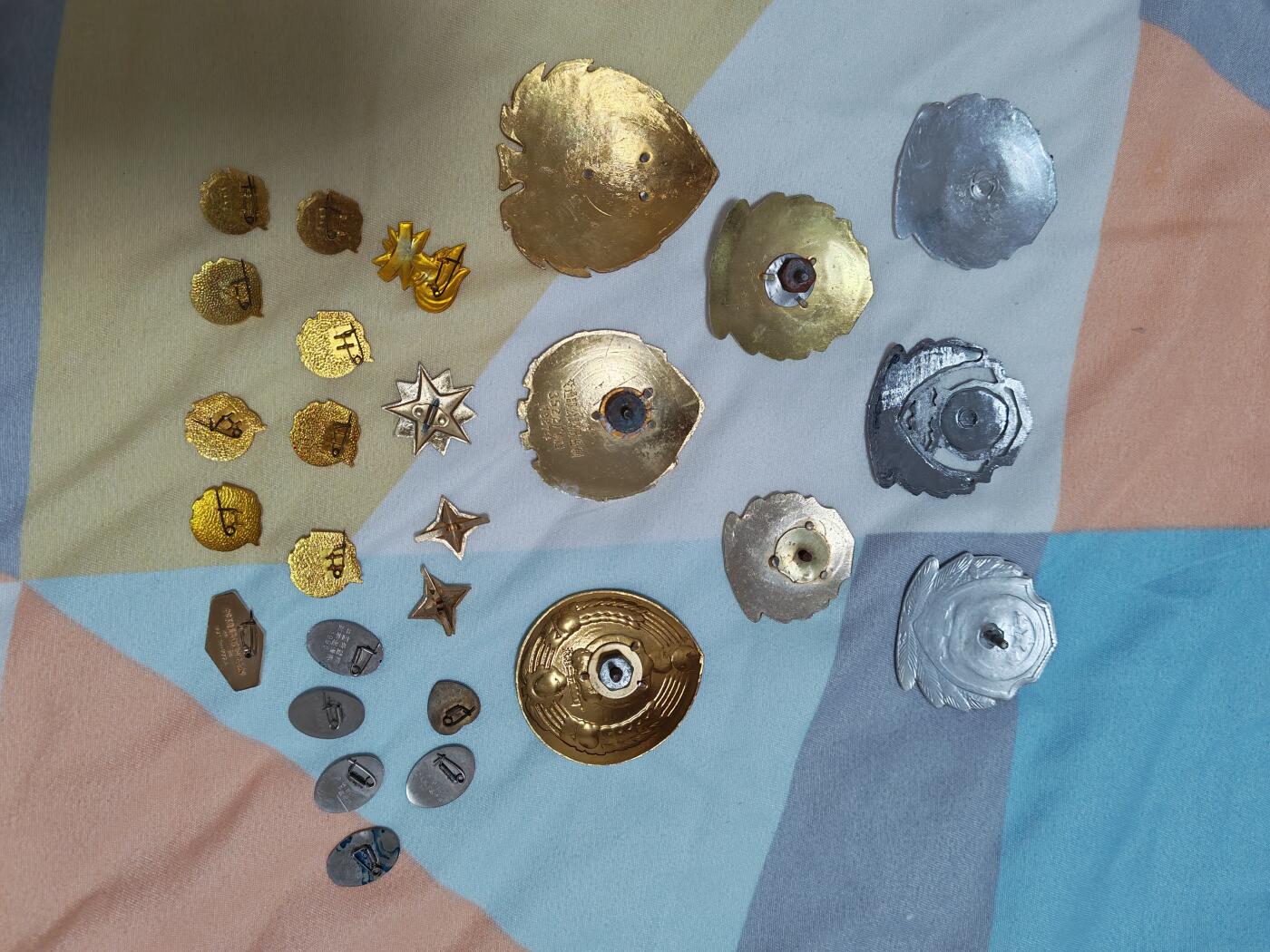 一堆杂七杂八的老徽章清仓了！速速捡漏！