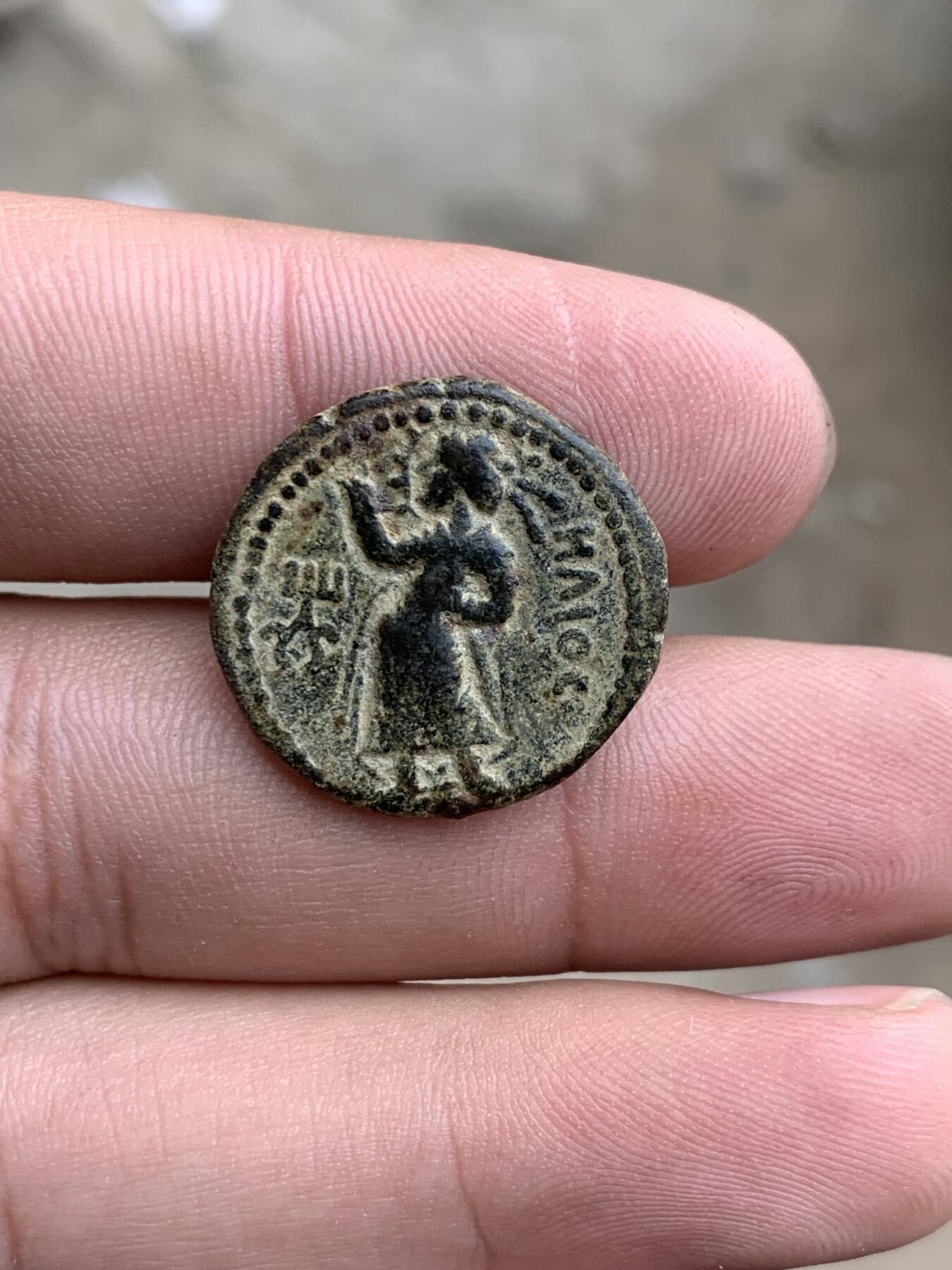 For Sale More details In Wechate ID / wxid_blos1mia6k6p12
铜质双德拉克马或半单位，约公元127年

重量：7.72克，直径：22-23毫米，模轴：12点钟方向

正面：戴冠冕的国王正面站立，手持长矛，在左侧祭坛献祭。

周围希腊铭文：BACIΛEYC BACI ... ΛEWN KANHþKOY

（万王之王迦腻色迦贵霜）/

正面：太阳神赫利俄斯正面站立，头部转向左侧，一手叉腰，另一手举起祝福。

右侧希腊铭文：HΛIOC，左侧有印记。