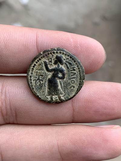 For Sale More details In Wechate ID / wxid_blos1mia6k6p12
铜质双德拉克马或半单位，约公元127年

重量：7.72克，直径：22-23毫米，模轴：12点钟方向

正面：戴冠冕的国王正面站立，手持长矛，在左侧祭坛献祭。

周围希腊铭文：BACIΛEYC BACI ... ΛEWN KANHþKOY

（万王之王迦腻色迦贵霜）/

正面：太阳神赫利俄斯正面站立，头部转向左侧，一手叉腰，另一手举起祝福。

右侧希腊铭文：HΛIOC，左侧有印记。