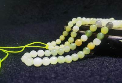 新疆和田玉多宝项链手串佛珠男女款，颗颗精选料子油润细腻个别微结构矿点，分别为:白玉、碧玉、烟紫、黄玉、鸭蛋青等。色泽饱满浓郁清新素雅。尺寸:0.6cm. 克重:36.5g