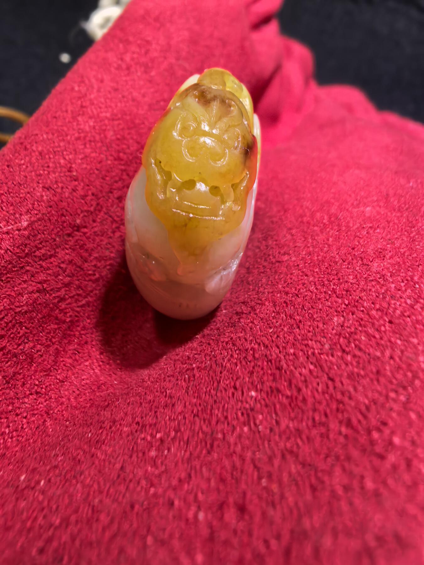 新疆喀什河籽料俏色巧雕貔貅吊坠挂件男女款，打灯微结构，原皮原色，精雕细刻通体表皮可见天然毛孔撞击坑等，招财纳福，玉质油润细腻，尺寸：4.1cm*2.3cm*1.2cm克重：19g自带国检证书