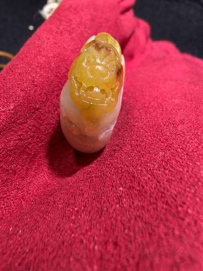 新疆喀什河籽料俏色巧雕貔貅吊坠挂件男女款，打灯微结构，原皮原色，精雕细刻通体表皮可见天然毛孔撞击坑等，招财纳福，玉质油润细腻，尺寸：4.1cm*2.3cm*1.2cm克重：19g自带国检证书