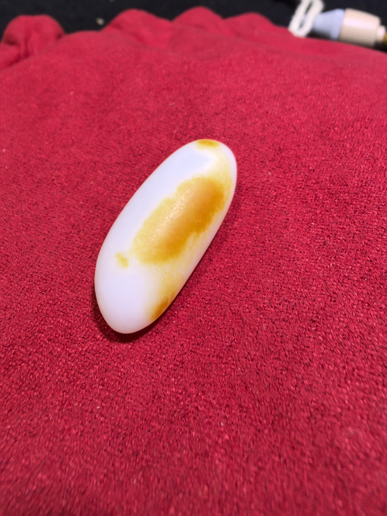 和田籽料撒金皮羊脂白小原籽吊坠挂件男女款，原皮原籽无修，脂粉十足，微结构，表皮可见天然毛孔等！未打孔。实物实拍，所见即所得。
​尺寸:3.1cm*1.3cm*1.1cm
​克重:7.5g