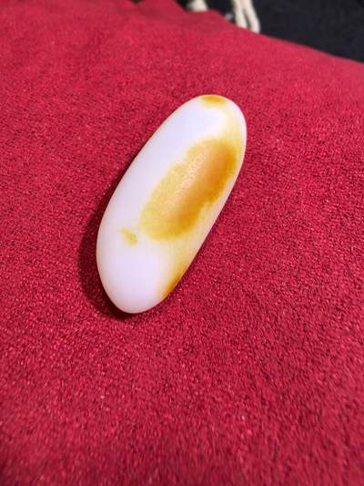 和田籽料撒金皮羊脂白小原籽吊坠挂件男女款，原皮原籽无修，脂粉十足，微结构，表皮可见天然毛孔等！未打孔。实物实拍，所见即所得。
​尺寸:3.1cm*1.3cm*1.1cm
​克重:7.5g