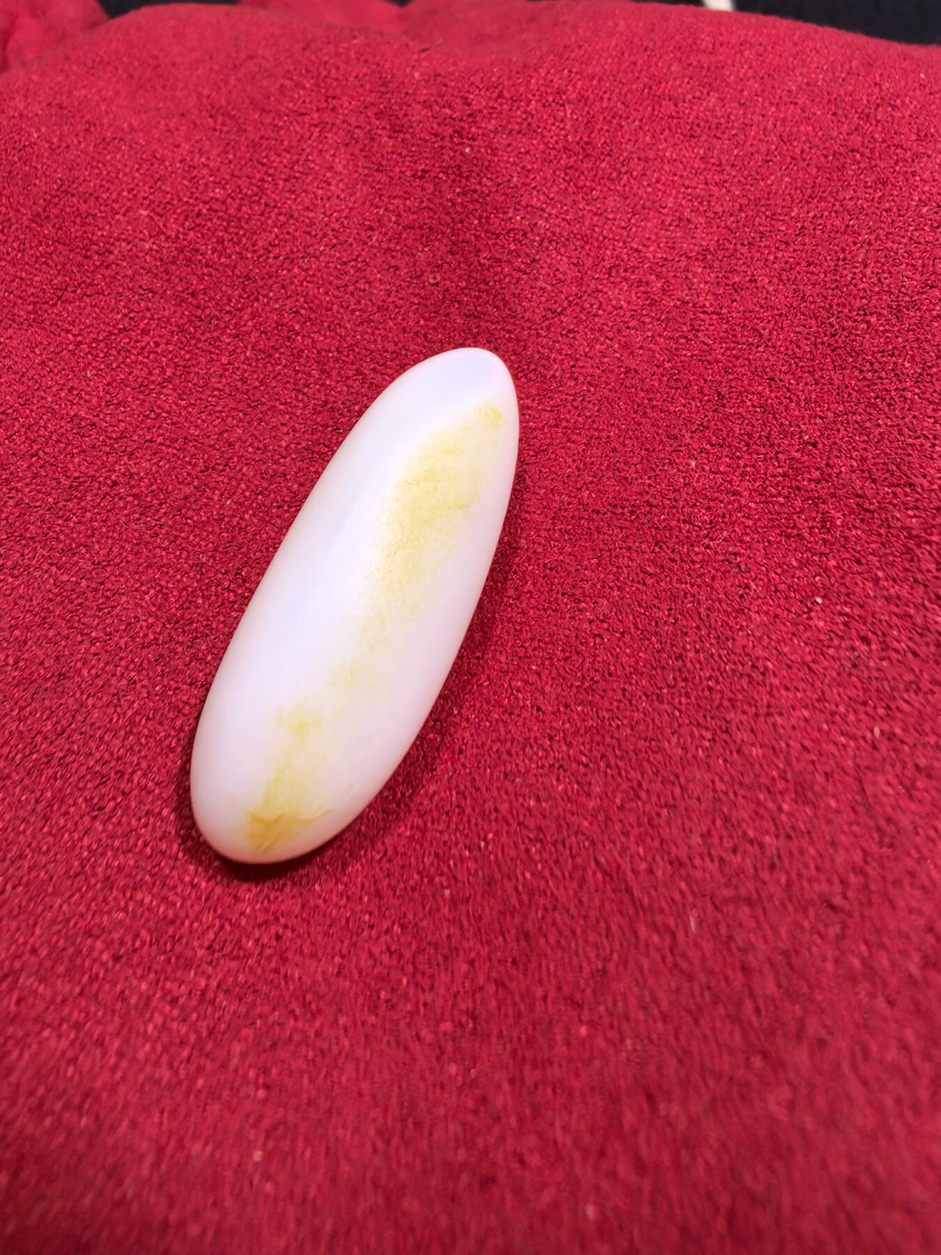 和田籽料撒金皮羊脂白小原籽吊坠挂件男女款，原皮原籽无修，脂粉十足，微结构，表皮可见天然毛孔等！未打孔。实物实拍，所见即所得。
​尺寸:3.1cm*1.3cm*1.1cm
​克重:7.5g