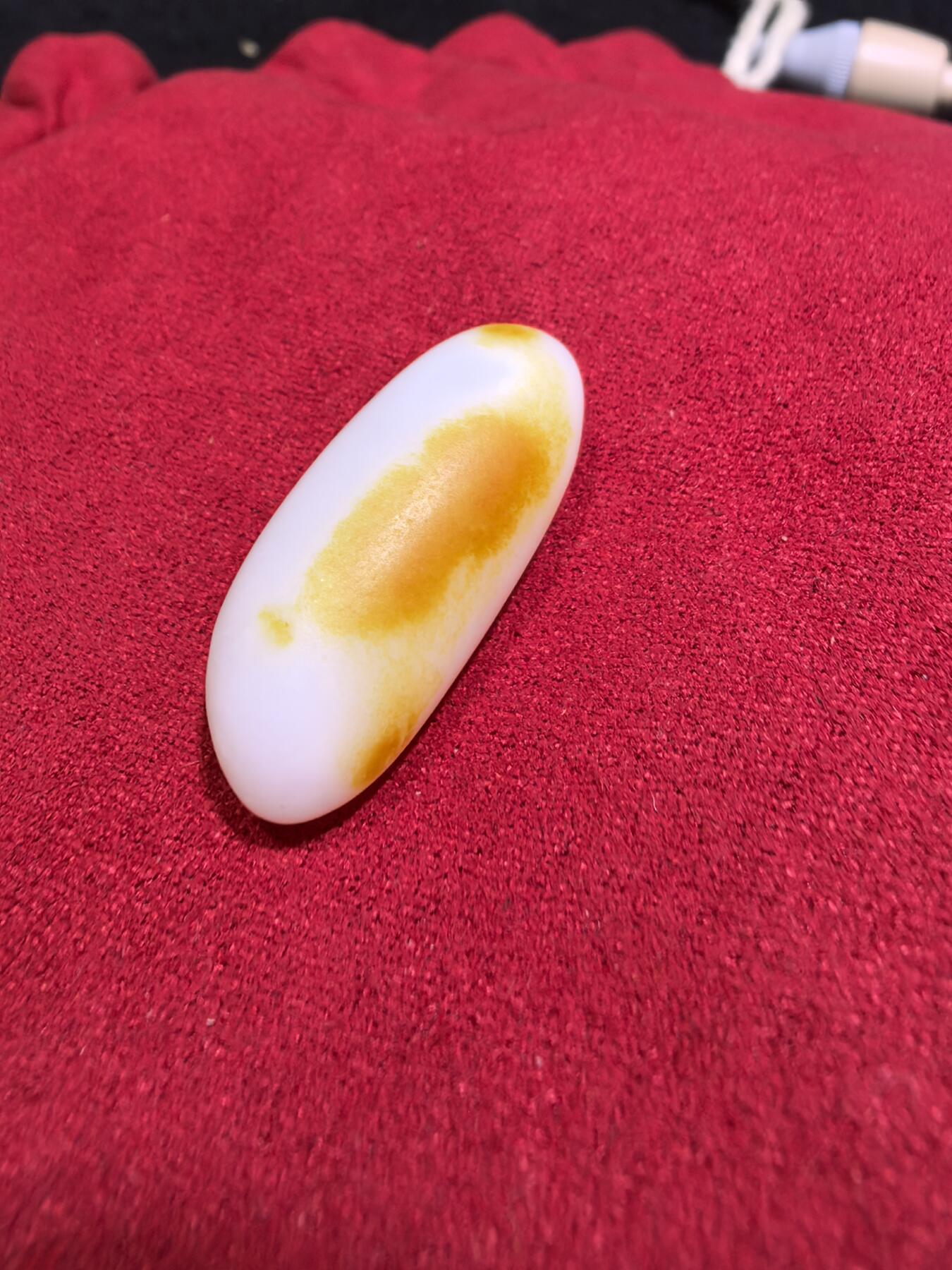 和田籽料撒金皮羊脂白小原籽吊坠挂件男女款，原皮原籽无修，脂粉十足，微结构，表皮可见天然毛孔等！未打孔。实物实拍，所见即所得。
​尺寸:3.1cm*1.3cm*1.1cm
​克重:7.5g