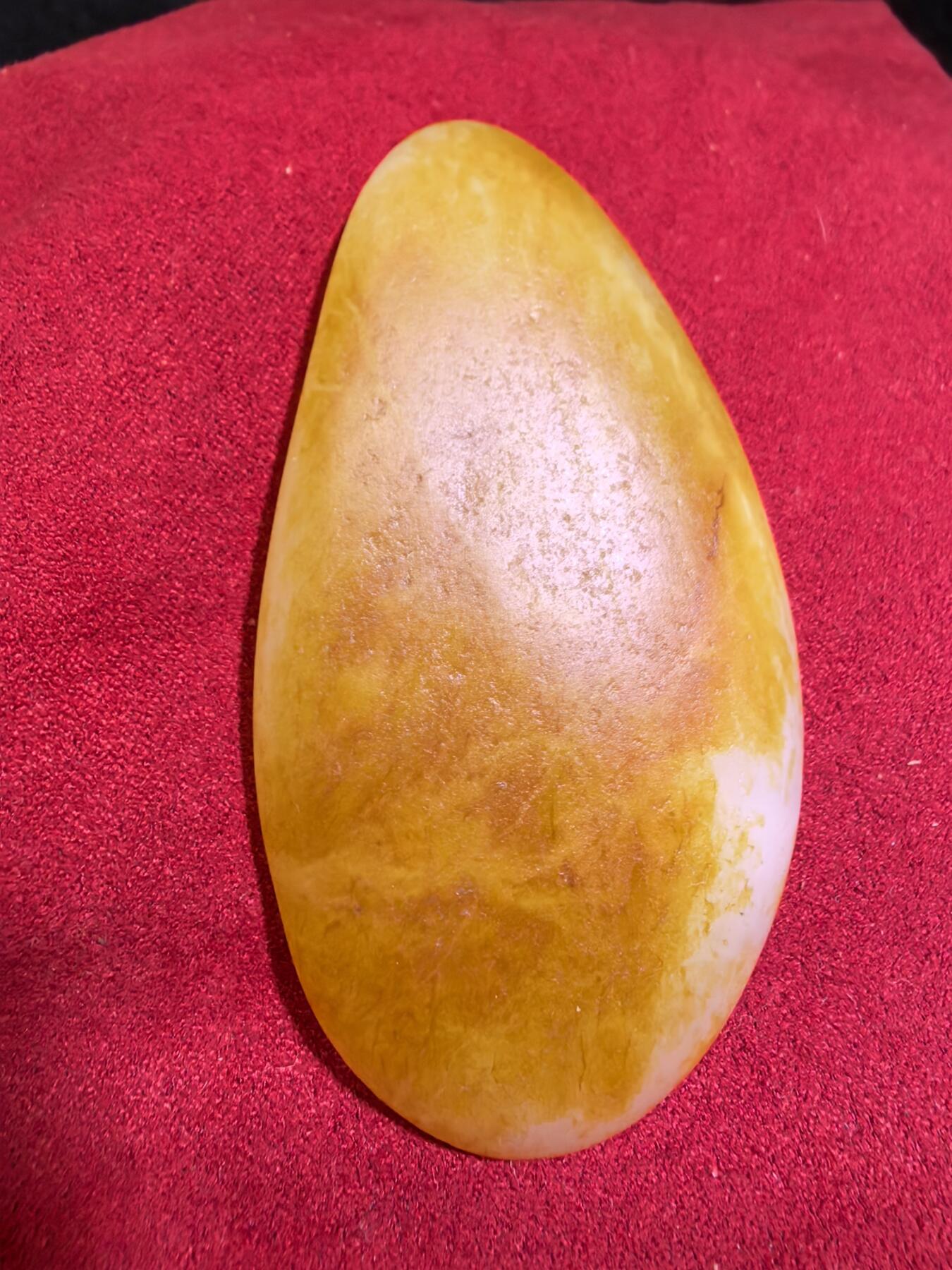 收藏级新疆和田籽料金红皮吊坠挂件手把件男款，原皮、原籽、无修、无烧皮、无做色、通体可见天然毛孔撞击坑等。玉质温润细腻，过灯无明显结构。细度高老熟，暖白不闪青，皮色鲜艳，亮气自然。未打孔。实物实拍，所见即所得。
尺寸:7.5cm*3.9cm*1.3cm
克重:68.5g