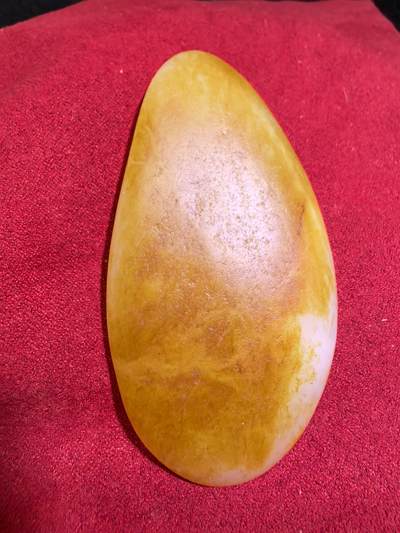 收藏级新疆和田籽料金红皮吊坠挂件手把件男款，原皮、原籽、无修、无烧皮、无做色、通体可见天然毛孔撞击坑等。玉质温润细腻，过灯无明显结构。细度高老熟，暖白不闪青，皮色鲜艳，亮气自然。未打孔。实物实拍，所见即所得。
尺寸:7.5cm*3.9cm*1.3cm
克重:68.5g