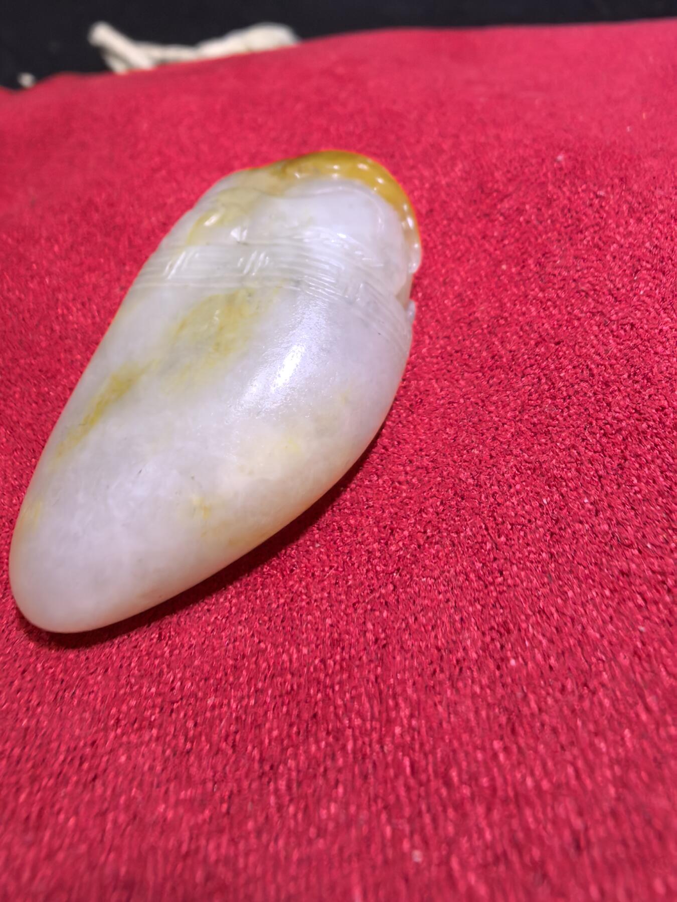 新疆喀什河籽料俏色巧雕貔貅吊坠挂件男女款，打灯微结构，原皮原色，精雕细刻通体表皮可见天然毛孔撞击坑等，招财纳福，玉质油润细腻，尺寸：4.1cm*2.3cm*1.2cm克重：19g自带国检证书