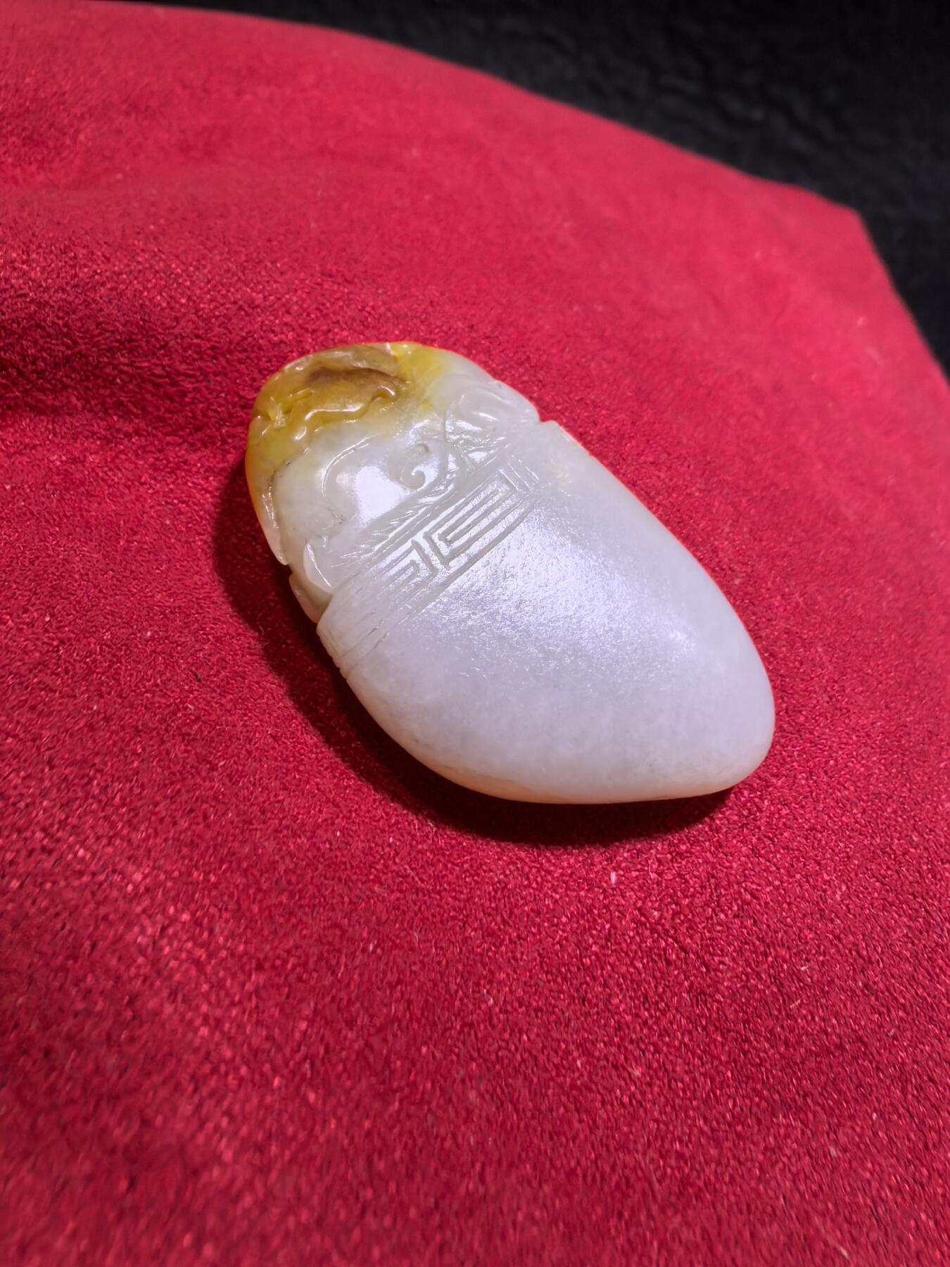 新疆喀什河籽料俏色巧雕貔貅吊坠挂件男女款，打灯微结构，原皮原色，精雕细刻通体表皮可见天然毛孔撞击坑等，招财纳福，玉质油润细腻，尺寸：4.1cm*2.3cm*1.2cm克重：19g自带国检证书