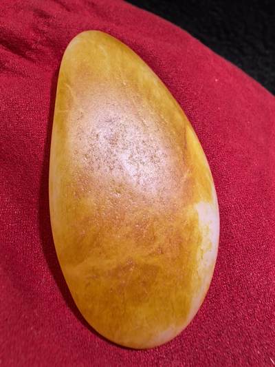 收藏级新疆和田籽料金红皮吊坠挂件手把件男款，原皮、原籽、无修、无烧皮、无做色、通体可见天然毛孔撞击坑等。玉质温润细腻，过灯无明显结构。细度高老熟，暖白不闪青，皮色鲜艳，亮气自然。未打孔。实物实拍，所见即所得。
尺寸:7.5cm*3.9cm*1.3cm
克重:68.5g