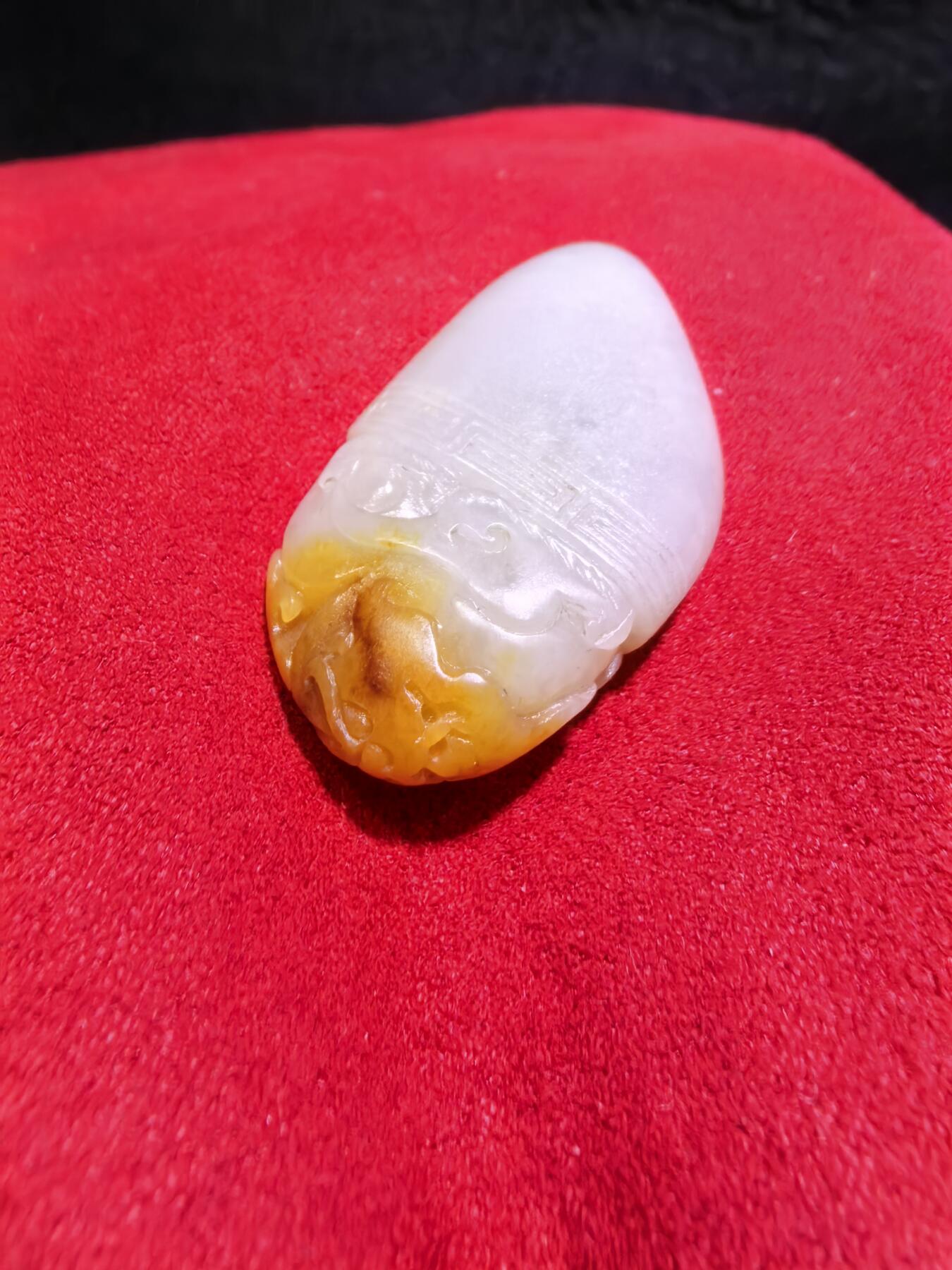 新疆喀什河籽料俏色巧雕貔貅吊坠挂件男女款，打灯微结构，原皮原色，精雕细刻通体表皮可见天然毛孔撞击坑等，招财纳福，玉质油润细腻，尺寸：4.1cm*2.3cm*1.2cm克重：19g自带国检证书