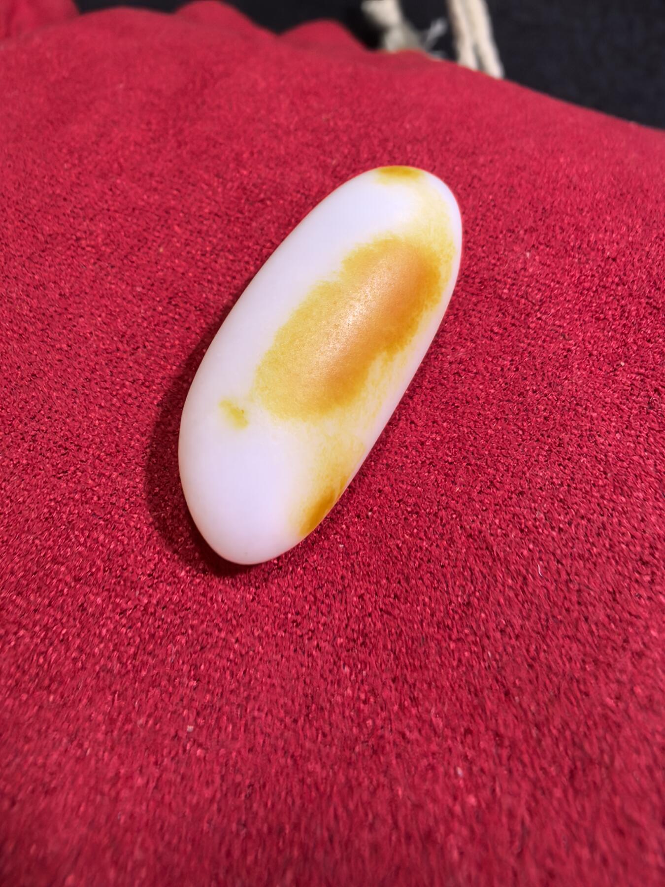 和田籽料撒金皮羊脂白小原籽吊坠挂件男女款，原皮原籽无修，脂粉十足，微结构，表皮可见天然毛孔等！未打孔。实物实拍，所见即所得。
​尺寸:3.1cm*1.3cm*1.1cm
​克重:7.5g