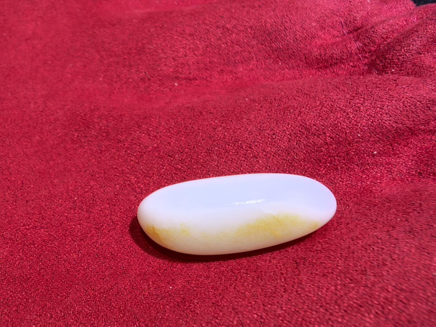 和田籽料撒金皮羊脂白小原籽吊坠挂件男女款，原皮原籽无修，脂粉十足，微结构，表皮可见天然毛孔等！未打孔。实物实拍，所见即所得。
​尺寸:3.1cm*1.3cm*1.1cm
​克重:7.5g