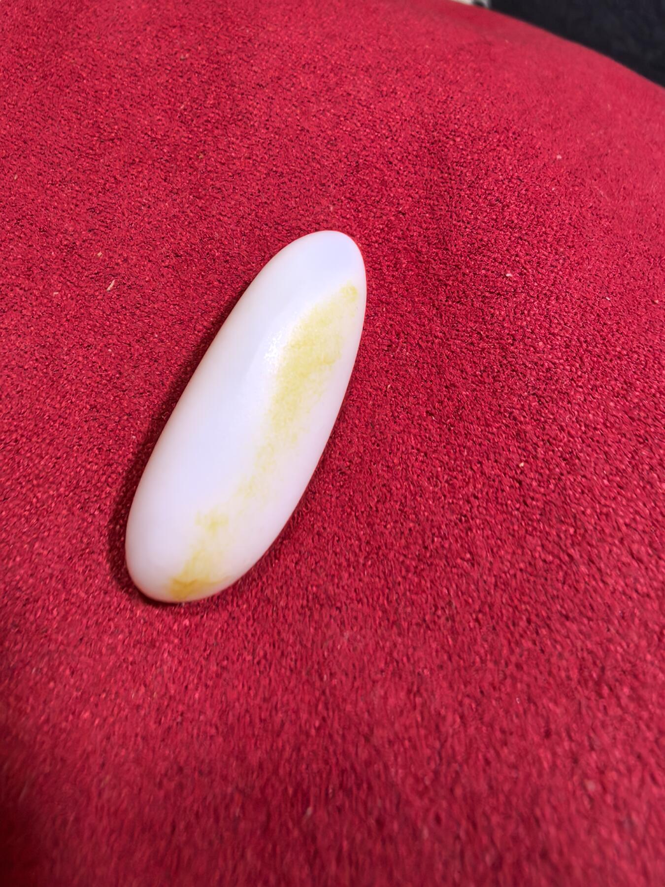 和田籽料撒金皮羊脂白小原籽吊坠挂件男女款，原皮原籽无修，脂粉十足，微结构，表皮可见天然毛孔等！未打孔。实物实拍，所见即所得。
​尺寸:3.1cm*1.3cm*1.1cm
​克重:7.5g