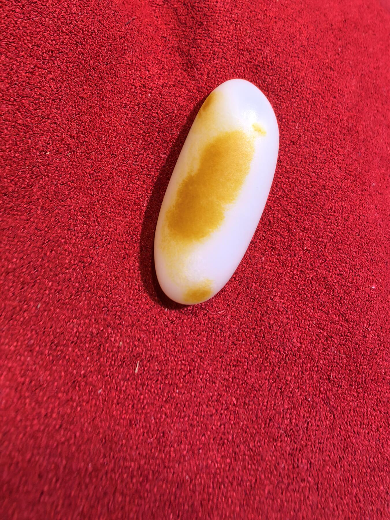 和田籽料撒金皮羊脂白小原籽吊坠挂件男女款，原皮原籽无修，脂粉十足，微结构，表皮可见天然毛孔等！未打孔。实物实拍，所见即所得。
​尺寸:3.1cm*1.3cm*1.1cm
​克重:7.5g