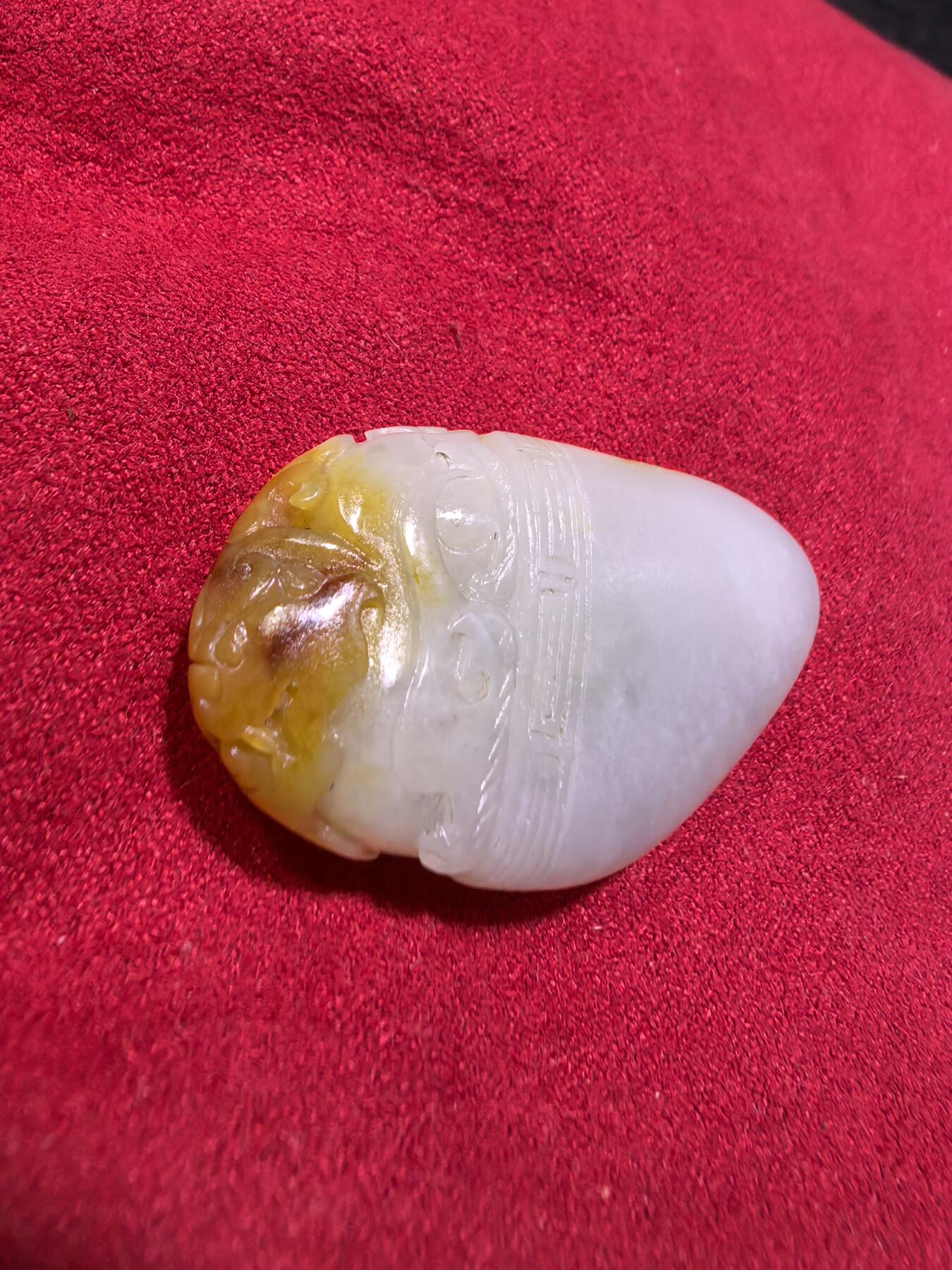 新疆喀什河籽料俏色巧雕貔貅吊坠挂件男女款，打灯微结构，原皮原色，精雕细刻通体表皮可见天然毛孔撞击坑等，招财纳福，玉质油润细腻，尺寸：4.1cm*2.3cm*1.2cm克重：19g自带国检证书