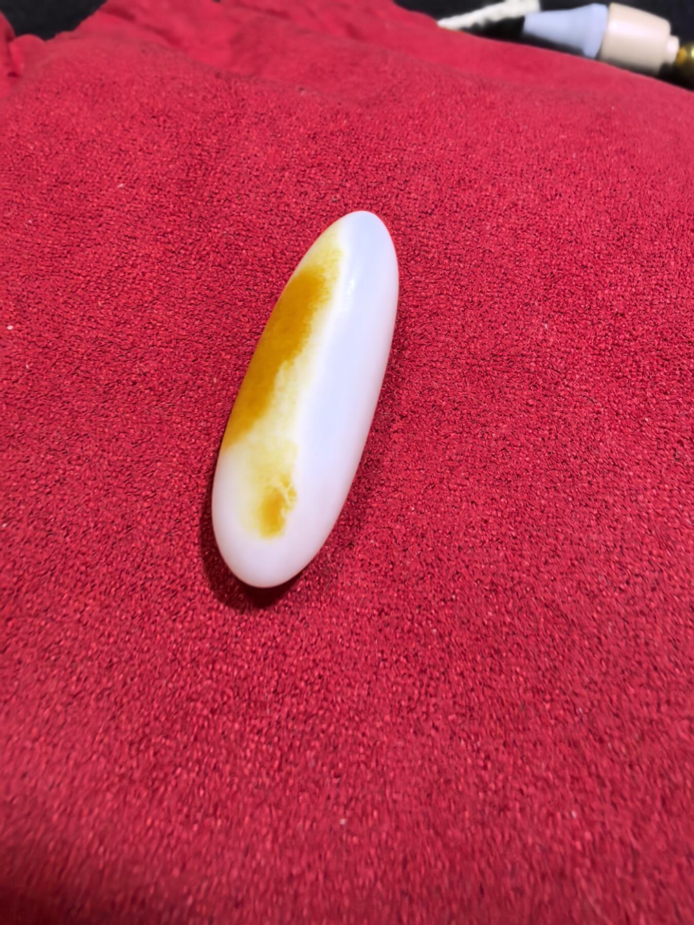 和田籽料撒金皮羊脂白小原籽吊坠挂件男女款，原皮原籽无修，脂粉十足，微结构，表皮可见天然毛孔等！未打孔。实物实拍，所见即所得。
​尺寸:3.1cm*1.3cm*1.1cm
​克重:7.5g