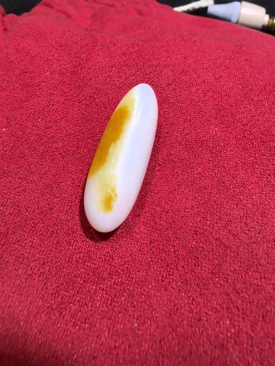 和田籽料撒金皮羊脂白小原籽吊坠挂件男女款，原皮原籽无修，脂粉十足，微结构，表皮可见天然毛孔等！未打孔。实物实拍，所见即所得。
​尺寸:3.1cm*1.3cm*1.1cm
​克重:7.5g