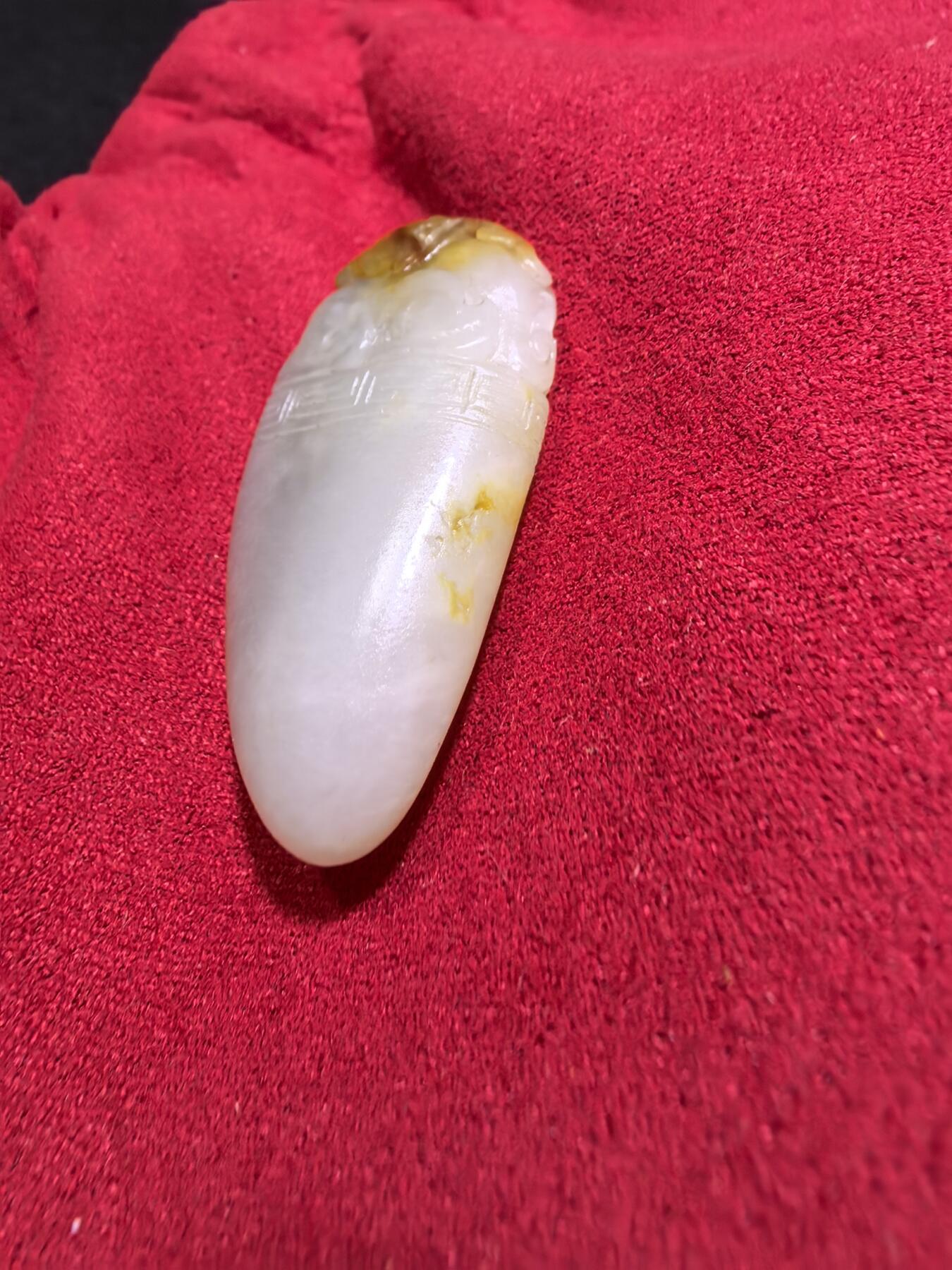 新疆喀什河籽料俏色巧雕貔貅吊坠挂件男女款，打灯微结构，原皮原色，精雕细刻通体表皮可见天然毛孔撞击坑等，招财纳福，玉质油润细腻，尺寸：4.1cm*2.3cm*1.2cm克重：19g自带国检证书