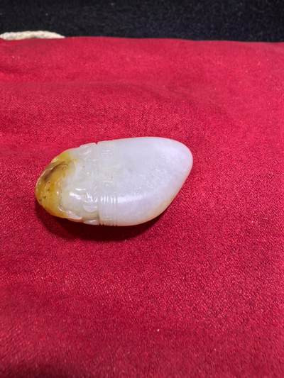 新疆喀什河籽料俏色巧雕貔貅吊坠挂件男女款，打灯微结构，原皮原色，精雕细刻通体表皮可见天然毛孔撞击坑等，招财纳福，玉质油润细腻，尺寸：4.1cm*2.3cm*1.2cm克重：19g自带国检证书