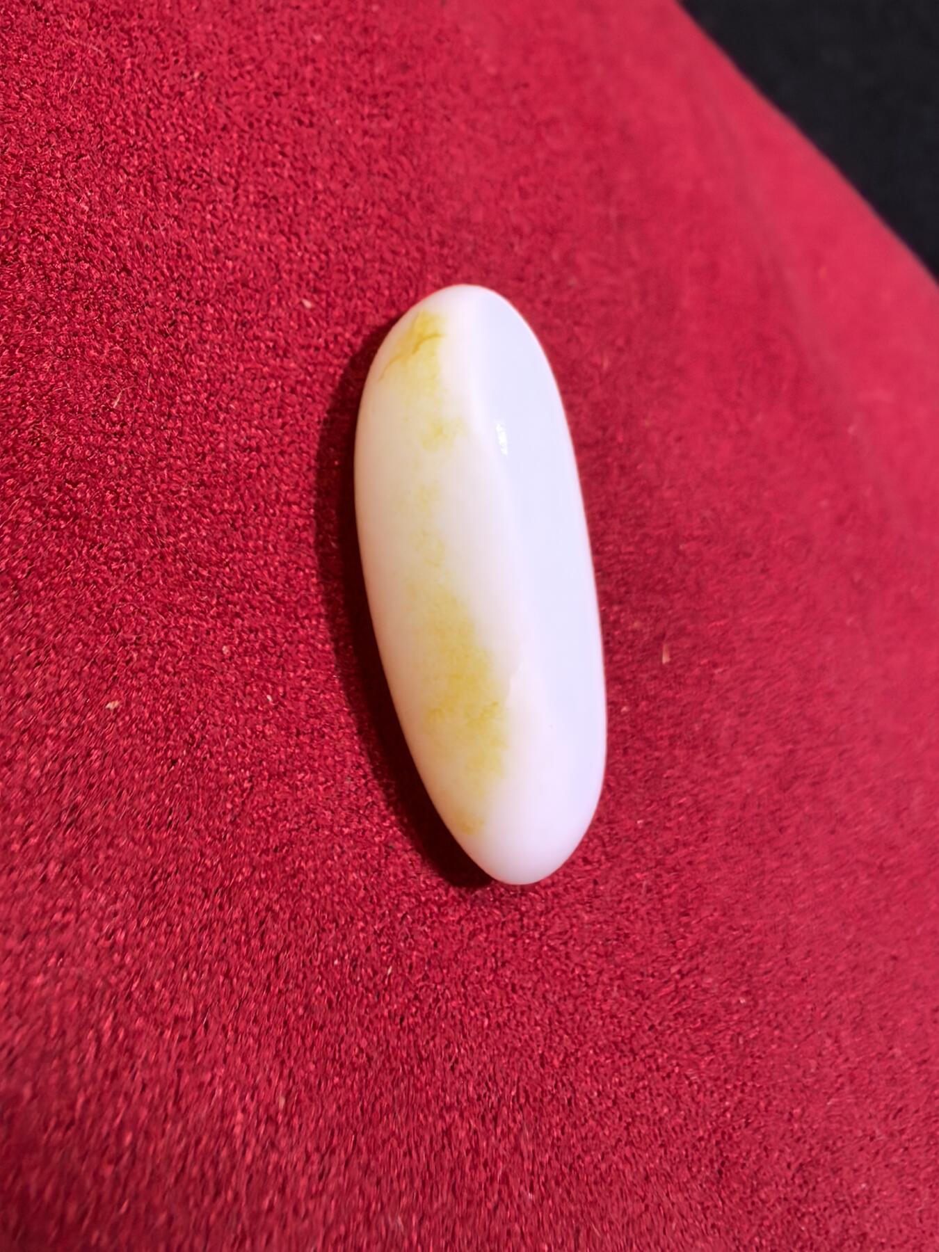 和田籽料撒金皮羊脂白小原籽吊坠挂件男女款，原皮原籽无修，脂粉十足，微结构，表皮可见天然毛孔等！未打孔。实物实拍，所见即所得。
​尺寸:3.1cm*1.3cm*1.1cm
​克重:7.5g