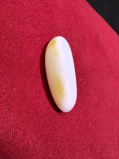 和田籽料撒金皮羊脂白小原籽吊坠挂件男女款，原皮原籽无修，脂粉十足，微结构，表皮可见天然毛孔等！未打孔。实物实拍，所见即所得。
​尺寸:3.1cm*1.3cm*1.1cm
​克重:7.5g