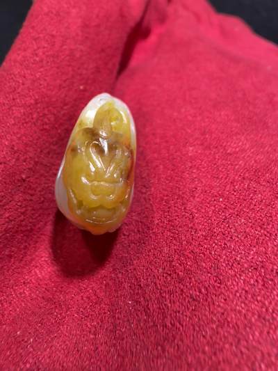 新疆喀什河籽料俏色巧雕貔貅吊坠挂件男女款，打灯微结构，原皮原色，精雕细刻通体表皮可见天然毛孔撞击坑等，招财纳福，玉质油润细腻，尺寸：4.1cm*2.3cm*1.2cm克重：19g自带国检证书