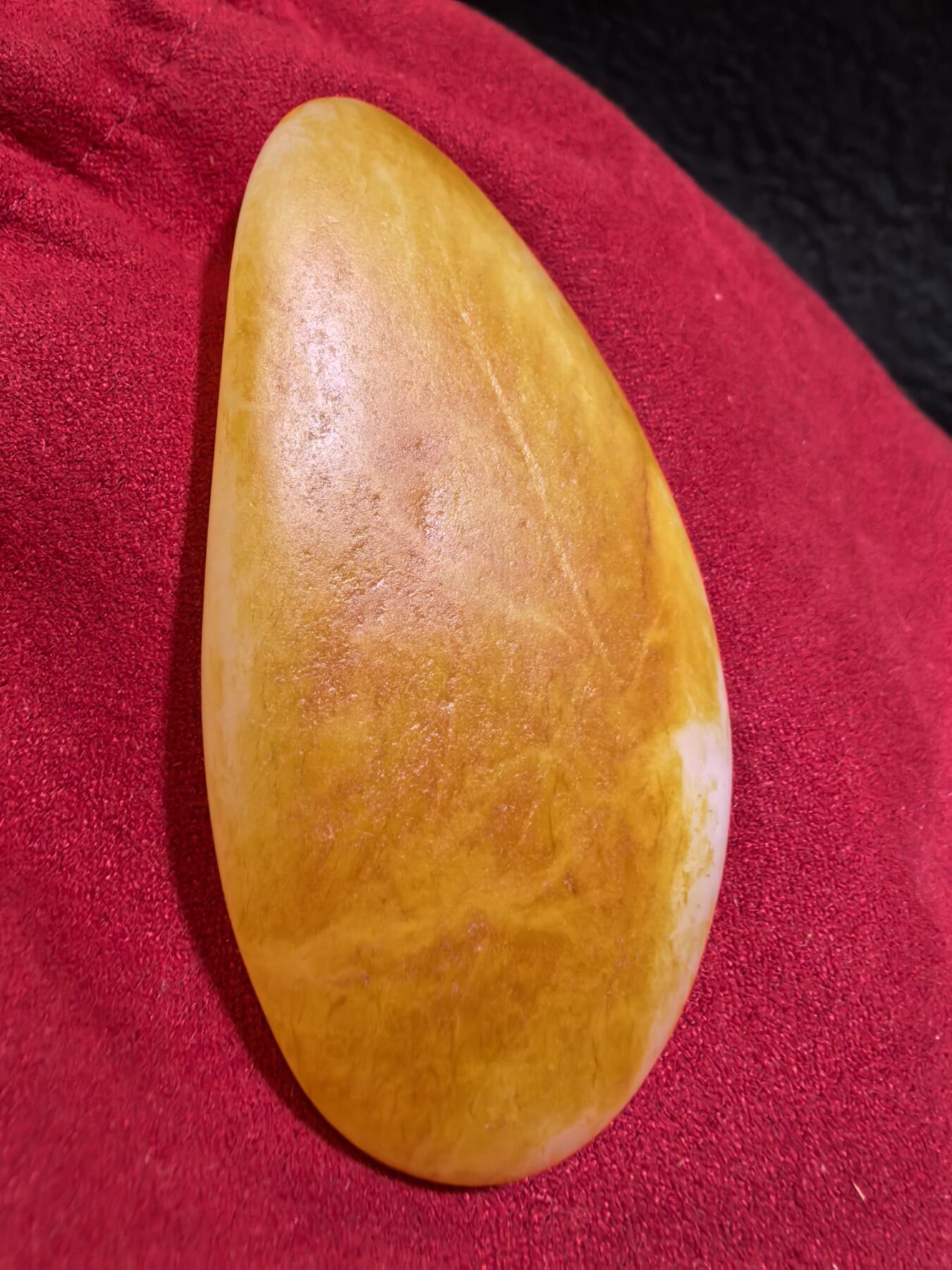 收藏级新疆和田籽料金红皮吊坠挂件手把件男款，原皮、原籽、无修、无烧皮、无做色、通体可见天然毛孔撞击坑等。玉质温润细腻，过灯无明显结构。细度高老熟，暖白不闪青，皮色鲜艳，亮气自然。未打孔。实物实拍，所见即所得。
尺寸:7.5cm*3.9cm*1.3cm
克重:68.5g