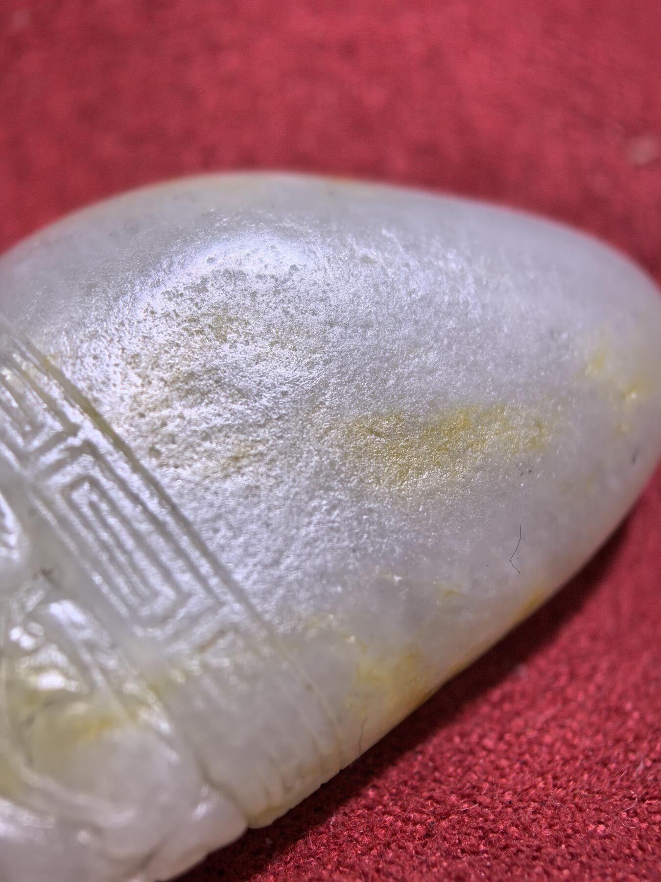 新疆喀什河籽料俏色巧雕貔貅吊坠挂件男女款，打灯微结构，原皮原色，精雕细刻通体表皮可见天然毛孔撞击坑等，招财纳福，玉质油润细腻，尺寸：4.1cm*2.3cm*1.2cm克重：19g自带国检证书