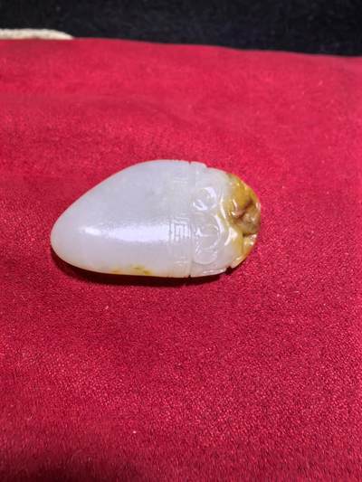 新疆喀什河籽料俏色巧雕貔貅吊坠挂件男女款，打灯微结构，原皮原色，精雕细刻通体表皮可见天然毛孔撞击坑等，招财纳福，玉质油润细腻，尺寸：4.1cm*2.3cm*1.2cm克重：19g自带国检证书