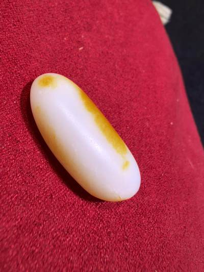 和田籽料撒金皮羊脂白小原籽吊坠挂件男女款，原皮原籽无修，脂粉十足，微结构，表皮可见天然毛孔等！未打孔。实物实拍，所见即所得。
​尺寸:3.1cm*1.3cm*1.1cm
​克重:7.5g