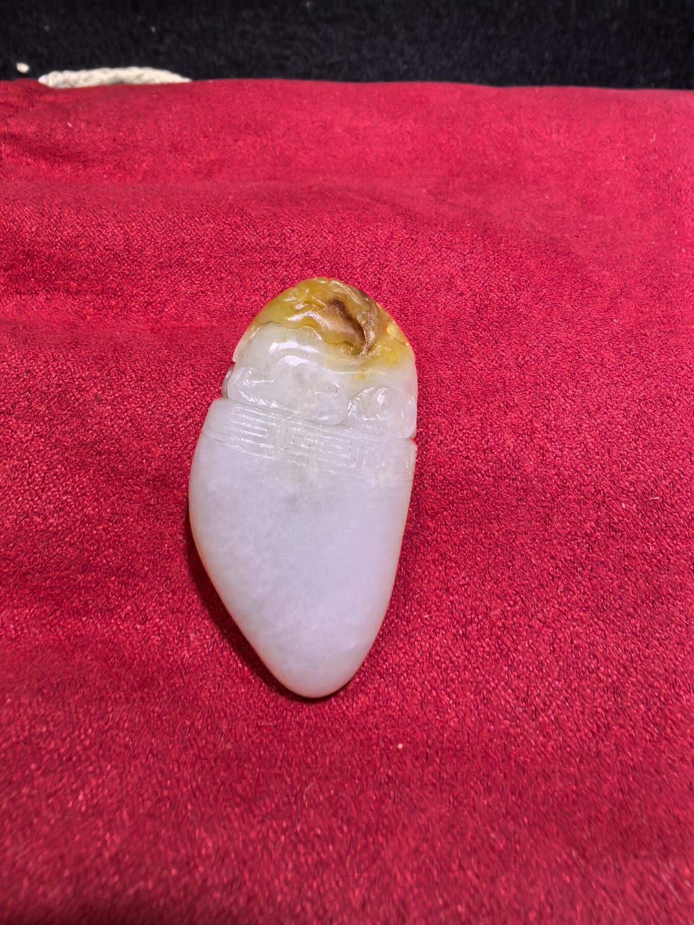 新疆喀什河籽料俏色巧雕貔貅吊坠挂件男女款，打灯微结构，原皮原色，精雕细刻通体表皮可见天然毛孔撞击坑等，招财纳福，玉质油润细腻，尺寸：4.1cm*2.3cm*1.2cm克重：19g自带国检证书