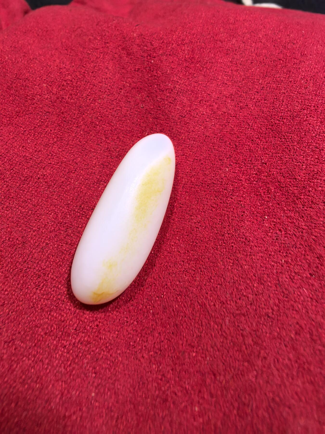 和田籽料撒金皮羊脂白小原籽吊坠挂件男女款，原皮原籽无修，脂粉十足，微结构，表皮可见天然毛孔等！未打孔。实物实拍，所见即所得。
​尺寸:3.1cm*1.3cm*1.1cm
​克重:7.5g