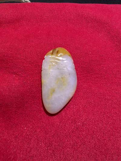 新疆喀什河籽料俏色巧雕貔貅吊坠挂件男女款，打灯微结构，原皮原色，精雕细刻通体表皮可见天然毛孔撞击坑等，招财纳福，玉质油润细腻，尺寸：4.1cm*2.3cm*1.2cm克重：19g自带国检证书