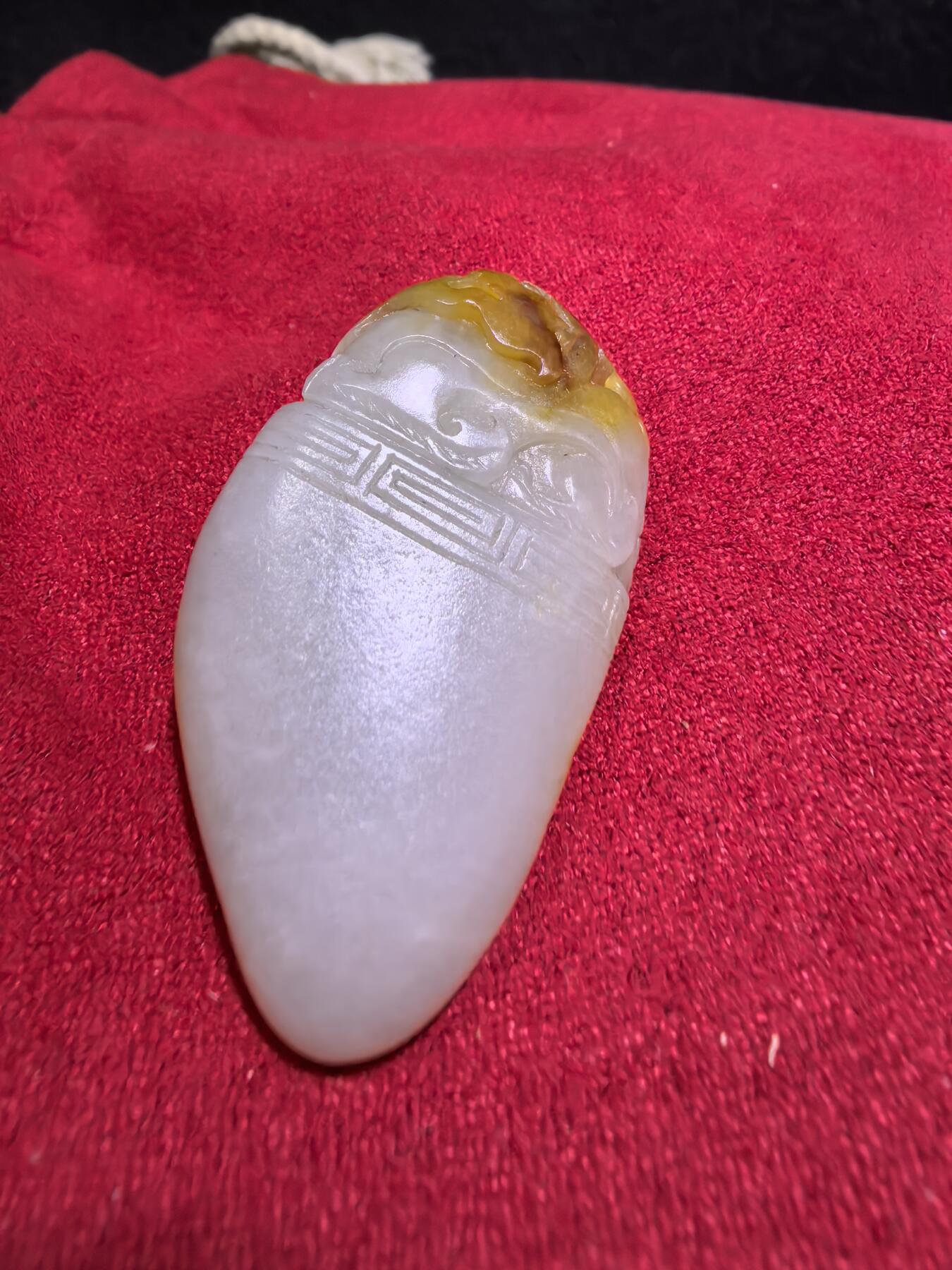 新疆喀什河籽料俏色巧雕貔貅吊坠挂件男女款，打灯微结构，原皮原色，精雕细刻通体表皮可见天然毛孔撞击坑等，招财纳福，玉质油润细腻，尺寸：4.1cm*2.3cm*1.2cm克重：19g自带国检证书