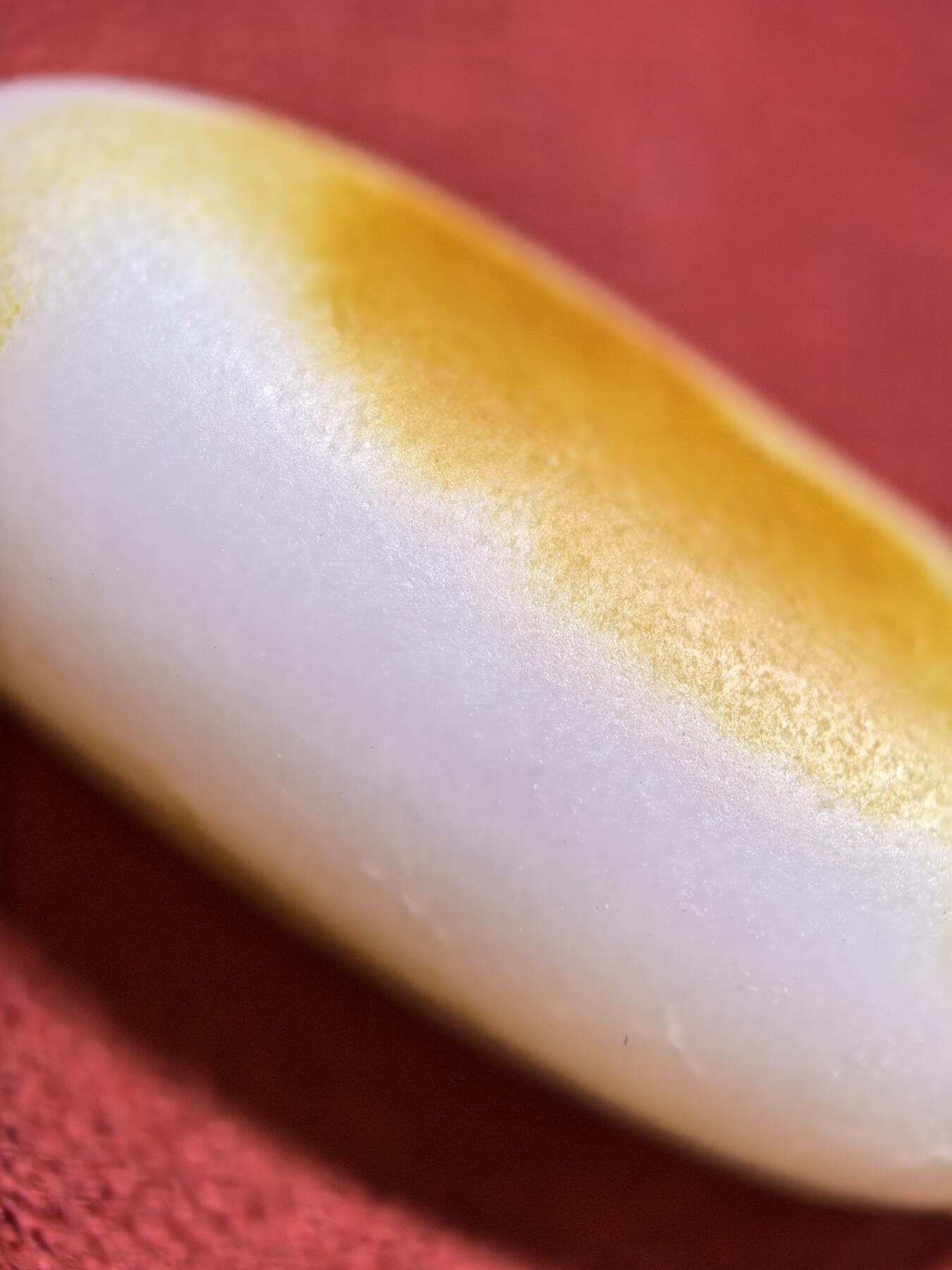 和田籽料撒金皮羊脂白小原籽吊坠挂件男女款，原皮原籽无修，脂粉十足，微结构，表皮可见天然毛孔等！未打孔。实物实拍，所见即所得。
​尺寸:3.1cm*1.3cm*1.1cm
​克重:7.5g