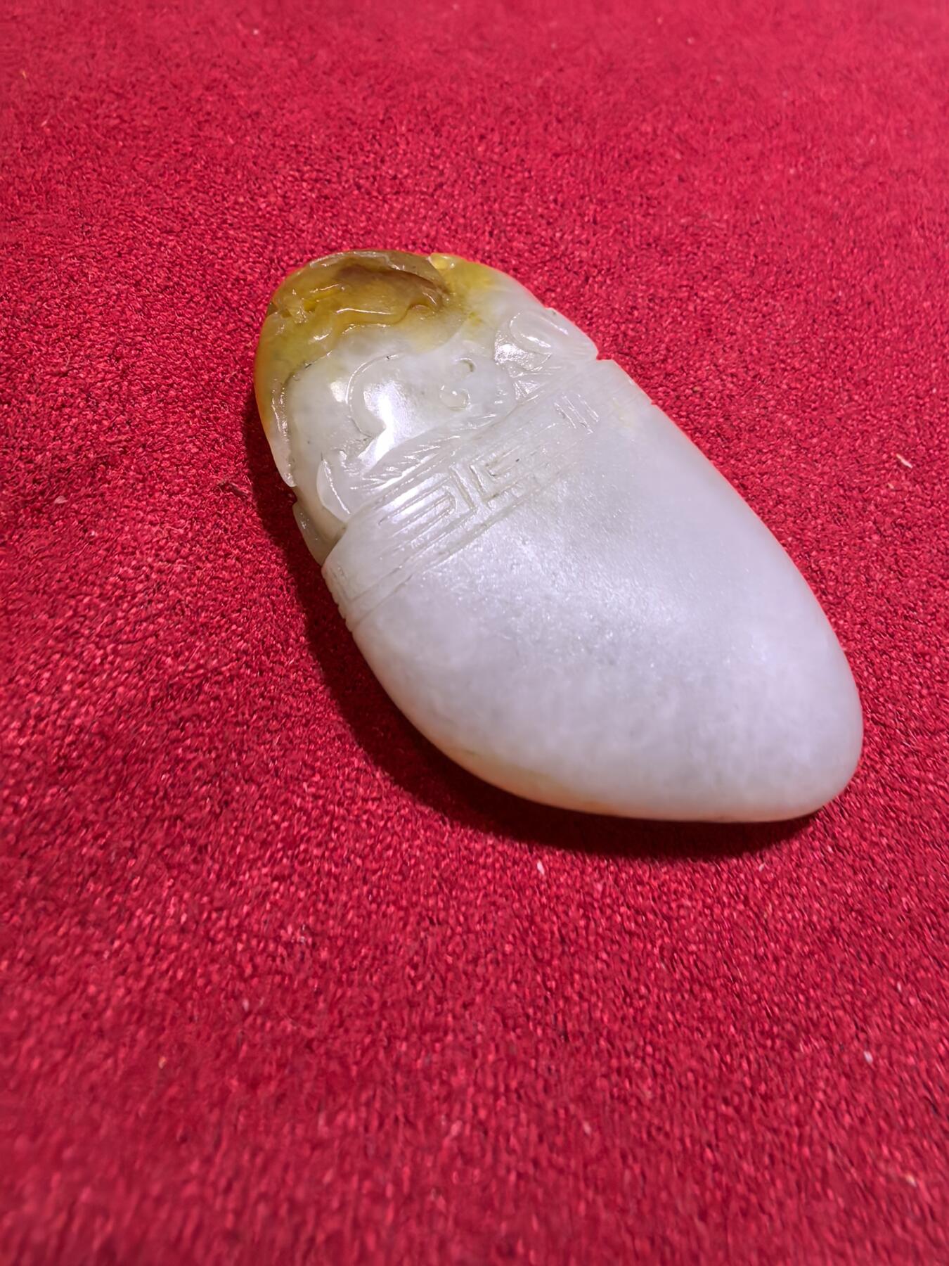 新疆喀什河籽料俏色巧雕貔貅吊坠挂件男女款，打灯微结构，原皮原色，精雕细刻通体表皮可见天然毛孔撞击坑等，招财纳福，玉质油润细腻，尺寸：4.1cm*2.3cm*1.2cm克重：19g自带国检证书