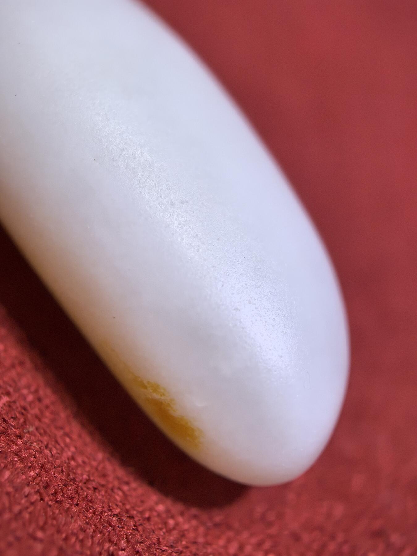 和田籽料撒金皮羊脂白小原籽吊坠挂件男女款，原皮原籽无修，脂粉十足，微结构，表皮可见天然毛孔等！未打孔。实物实拍，所见即所得。
​尺寸:3.1cm*1.3cm*1.1cm
​克重:7.5g