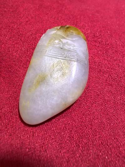 新疆喀什河籽料俏色巧雕貔貅吊坠挂件男女款，打灯微结构，原皮原色，精雕细刻通体表皮可见天然毛孔撞击坑等，招财纳福，玉质油润细腻，尺寸：4.1cm*2.3cm*1.2cm克重：19g自带国检证书