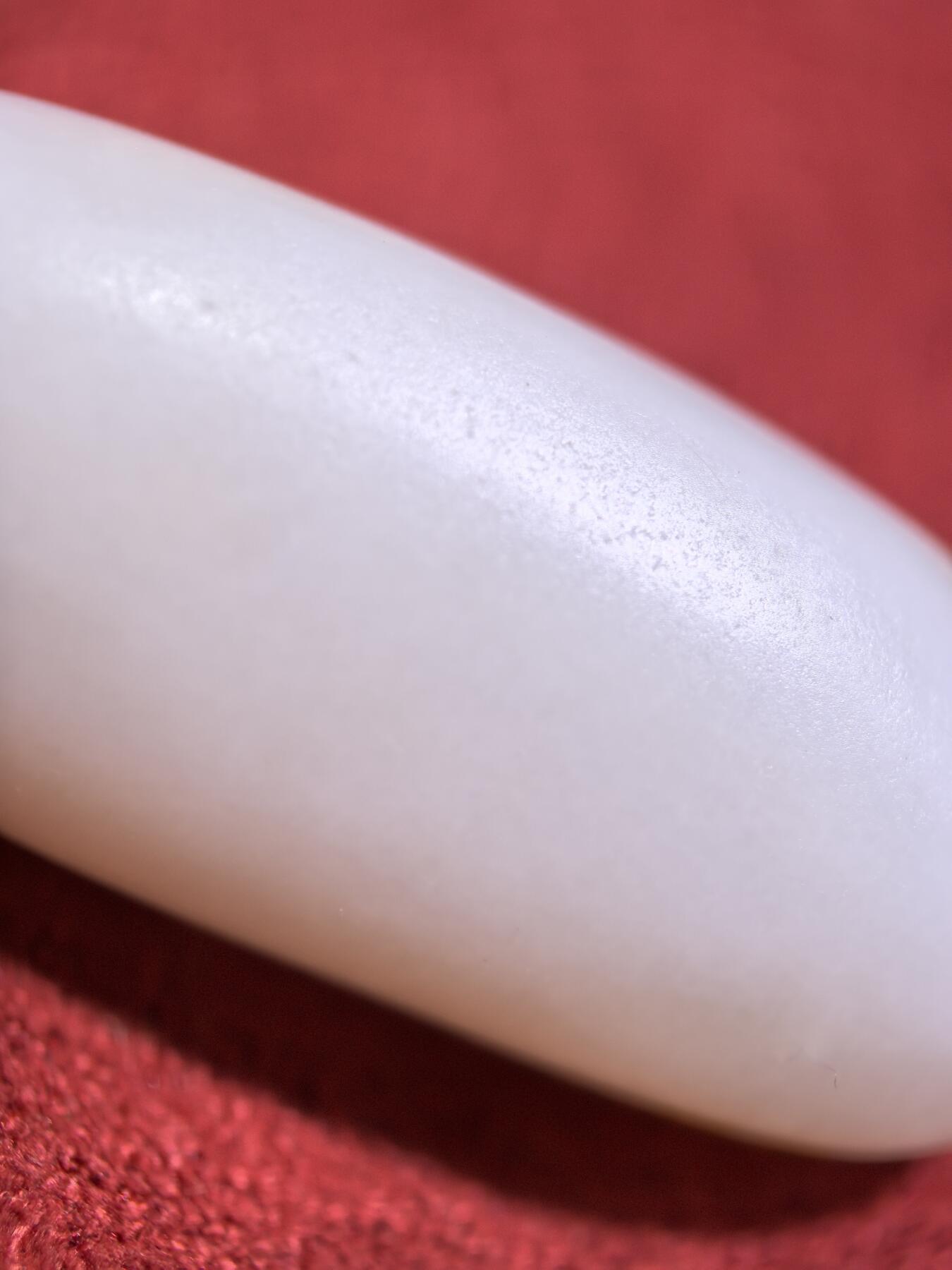 和田籽料撒金皮羊脂白小原籽吊坠挂件男女款，原皮原籽无修，脂粉十足，微结构，表皮可见天然毛孔等！未打孔。实物实拍，所见即所得。
​尺寸:3.1cm*1.3cm*1.1cm
​克重:7.5g