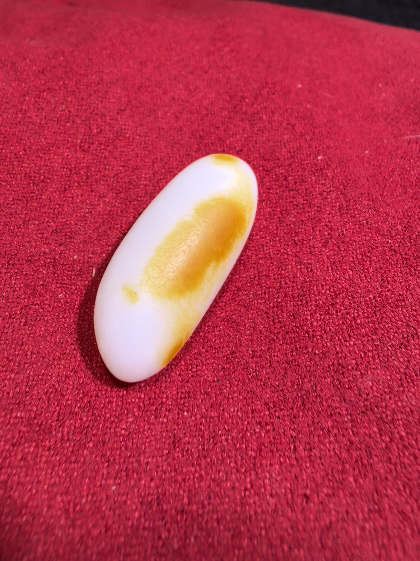 和田籽料撒金皮羊脂白小原籽吊坠挂件男女款，原皮原籽无修，脂粉十足，微结构，表皮可见天然毛孔等！未打孔。实物实拍，所见即所得。
​尺寸:3.1cm*1.3cm*1.1cm
​克重:7.5g