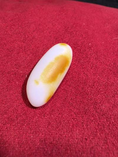 和田籽料撒金皮羊脂白小原籽吊坠挂件男女款，原皮原籽无修，脂粉十足，微结构，表皮可见天然毛孔等！未打孔。实物实拍，所见即所得。
​尺寸:3.1cm*1.3cm*1.1cm
​克重:7.5g