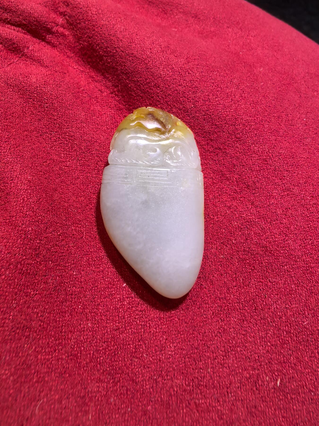 新疆喀什河籽料俏色巧雕貔貅吊坠挂件男女款，打灯微结构，原皮原色，精雕细刻通体表皮可见天然毛孔撞击坑等，招财纳福，玉质油润细腻，尺寸：4.1cm*2.3cm*1.2cm克重：19g自带国检证书