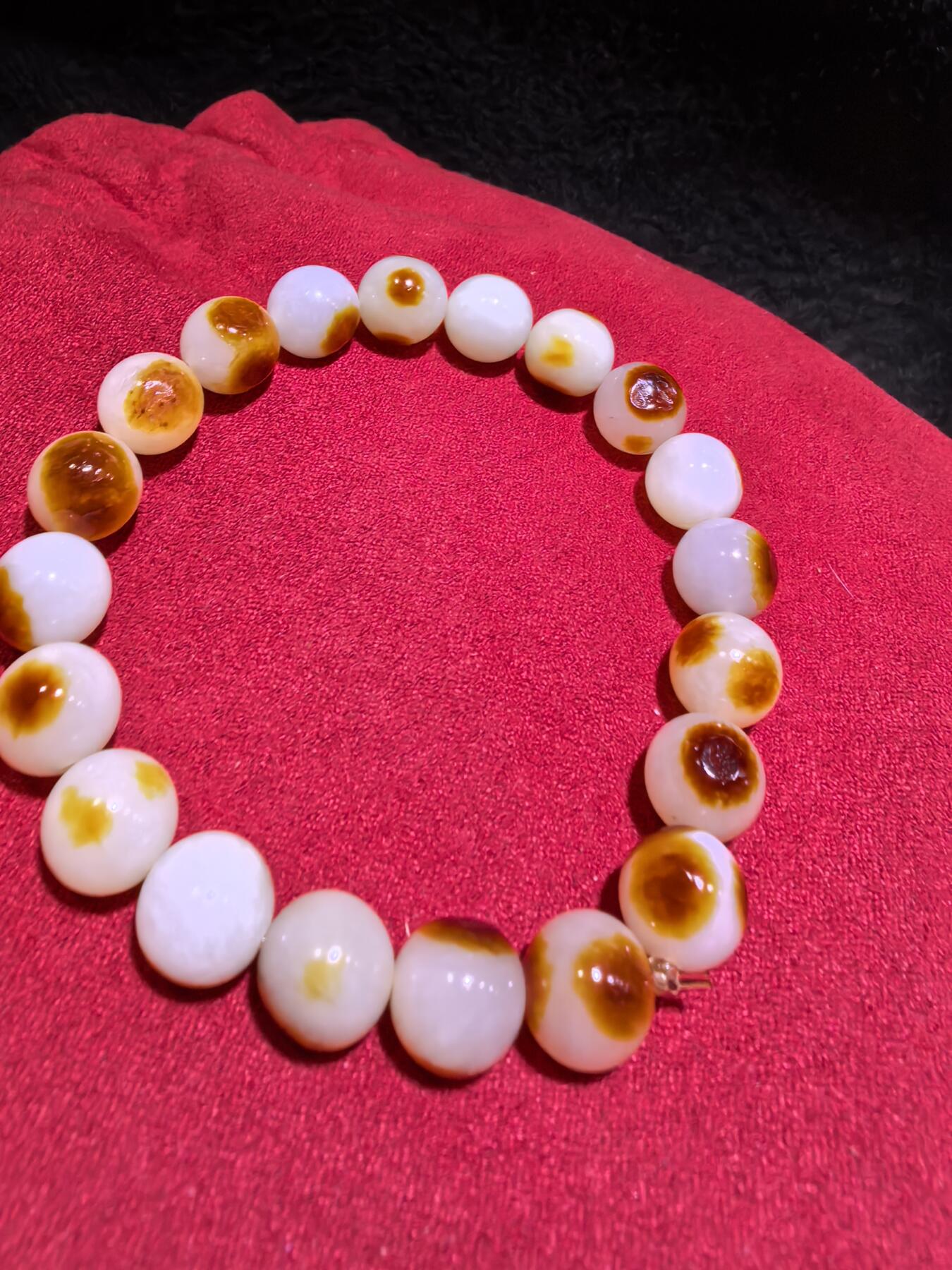 收藏级新疆和田籽料玛丽艳枣红皮手串佛珠男女款，原皮原色，高油高细，玛丽艳红皮的和田籽料，其皮色特点鲜明，常令人惊艳。这种被誉为老河道料的美玉，其色泽鲜艳饱满，宛如晚霞中的一抹红云，引人驻足欣赏。同时，其皮色与玉质紧密结合，相互映衬，更显独特魅力。个别珠微结构，不归圆，尺寸:1.0cm男女均可佩戴。克重:30g