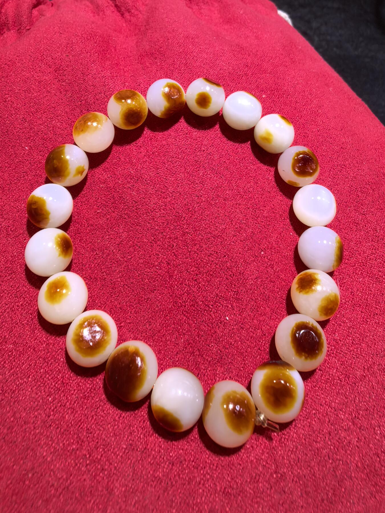 收藏级新疆和田籽料玛丽艳枣红皮手串佛珠男女款，原皮原色，高油高细，玛丽艳红皮的和田籽料，其皮色特点鲜明，常令人惊艳。这种被誉为老河道料的美玉，其色泽鲜艳饱满，宛如晚霞中的一抹红云，引人驻足欣赏。同时，其皮色与玉质紧密结合，相互映衬，更显独特魅力。个别珠微结构，不归圆，尺寸:1.0cm男女均可佩戴。克重:30g