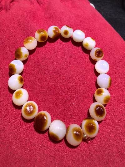 收藏级新疆和田籽料玛丽艳枣红皮手串佛珠男女款，原皮原色，高油高细，玛丽艳红皮的和田籽料，其皮色特点鲜明，常令人惊艳。这种被誉为老河道料的美玉，其色泽鲜艳饱满，宛如晚霞中的一抹红云，引人驻足欣赏。同时，其皮色与玉质紧密结合，相互映衬，更显独特魅力。个别珠微结构，不归圆，尺寸:1.0cm男女均可佩戴。克重:30g