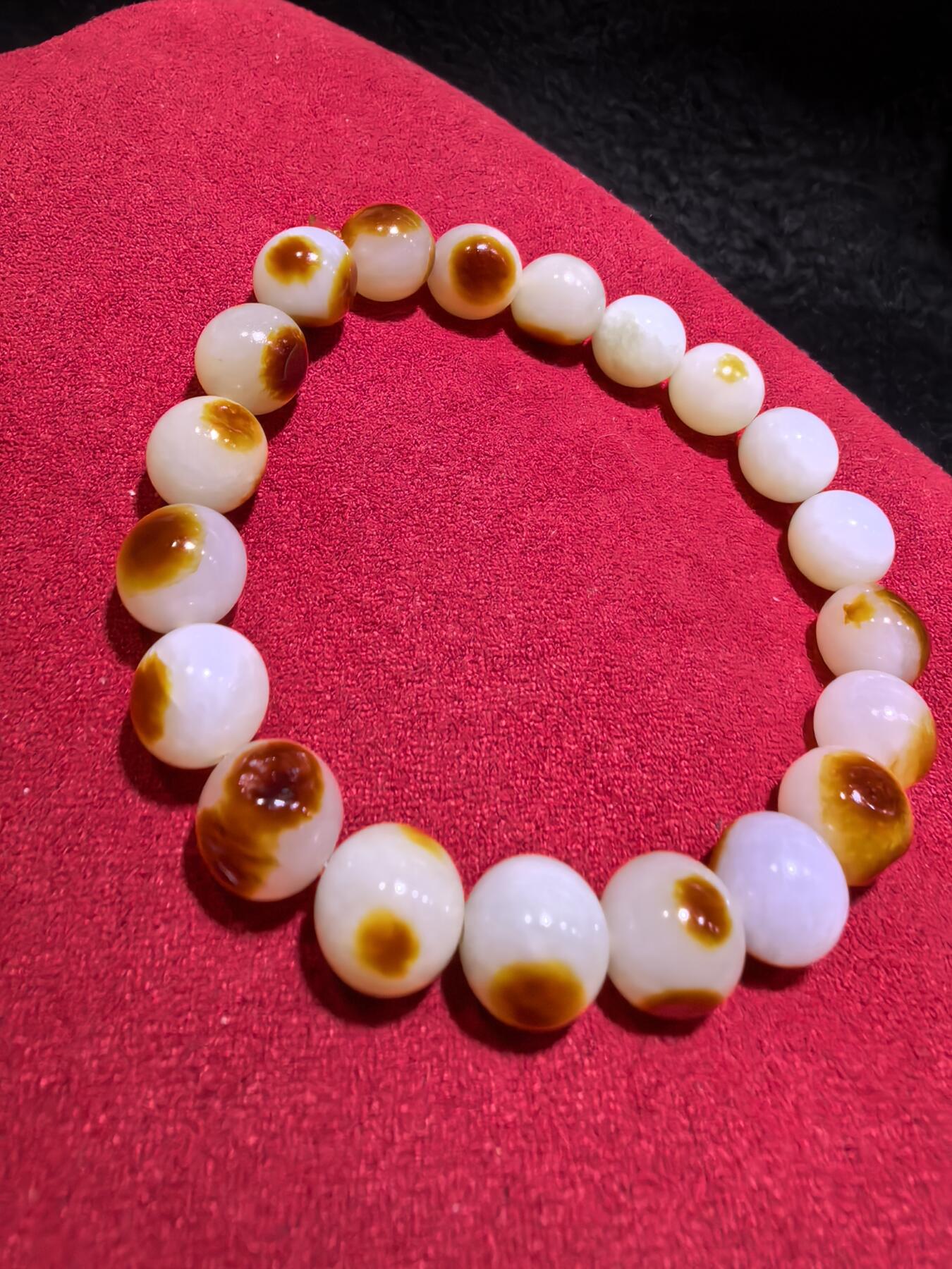 收藏级新疆和田籽料玛丽艳枣红皮手串佛珠男女款，原皮原色，高油高细，玛丽艳红皮的和田籽料，其皮色特点鲜明，常令人惊艳。这种被誉为老河道料的美玉，其色泽鲜艳饱满，宛如晚霞中的一抹红云，引人驻足欣赏。同时，其皮色与玉质紧密结合，相互映衬，更显独特魅力。个别珠微结构，不归圆，尺寸:1.0cm男女均可佩戴。克重:30g